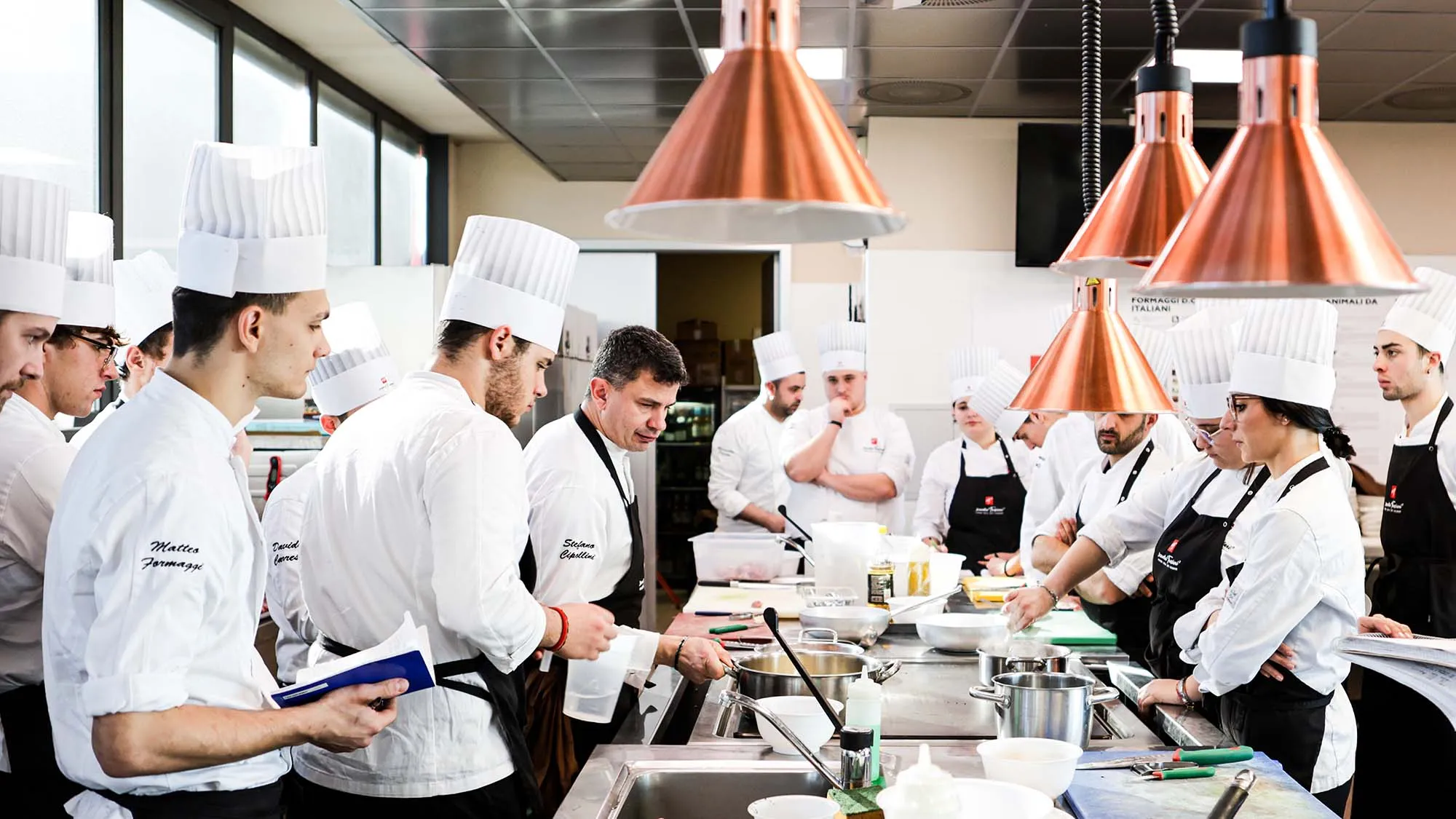 Lezione pratica del corso di cucina tenuta dal docente Stefano Cipollini