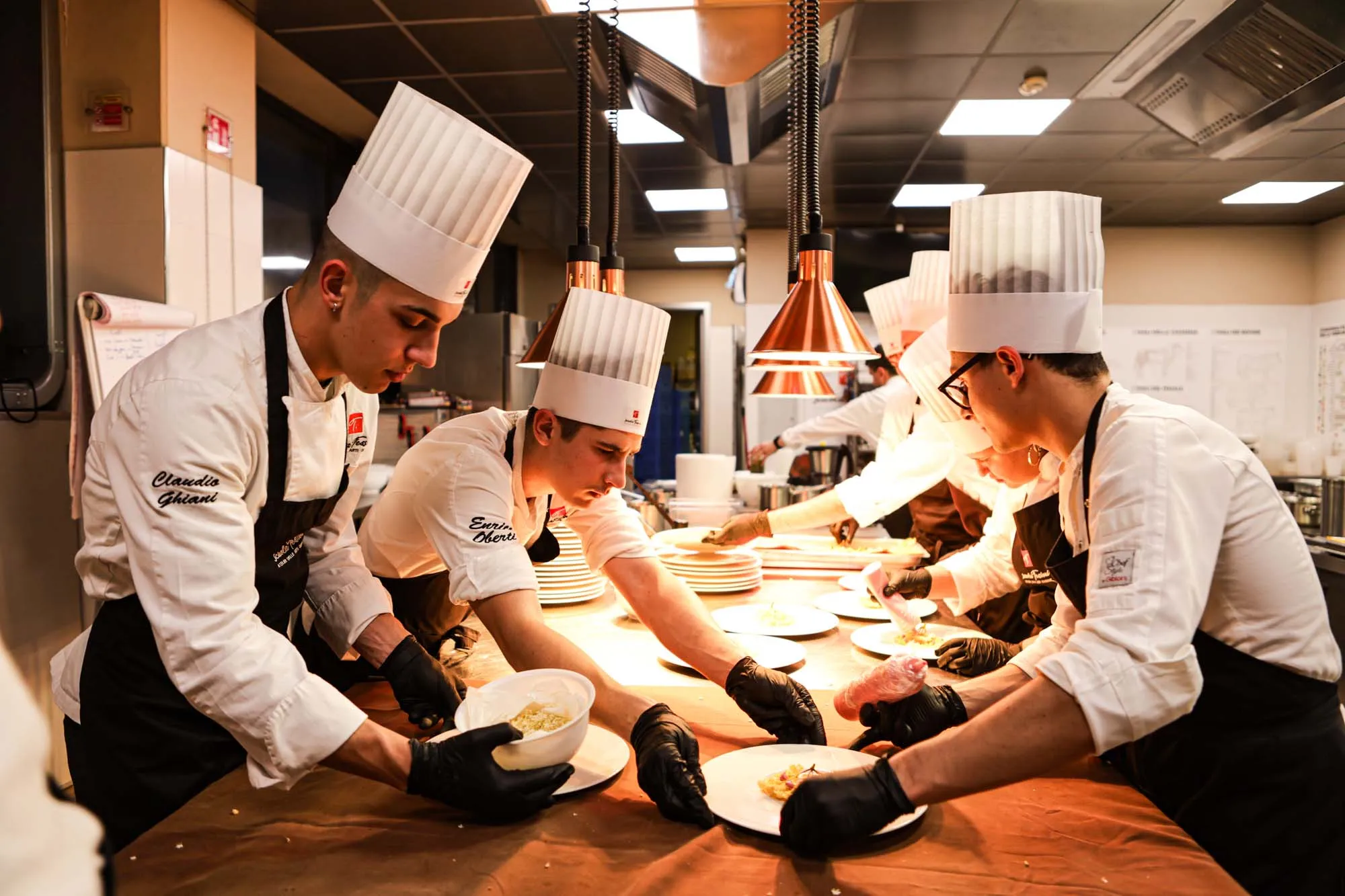 Studenti del corso di cucina in laboratorio