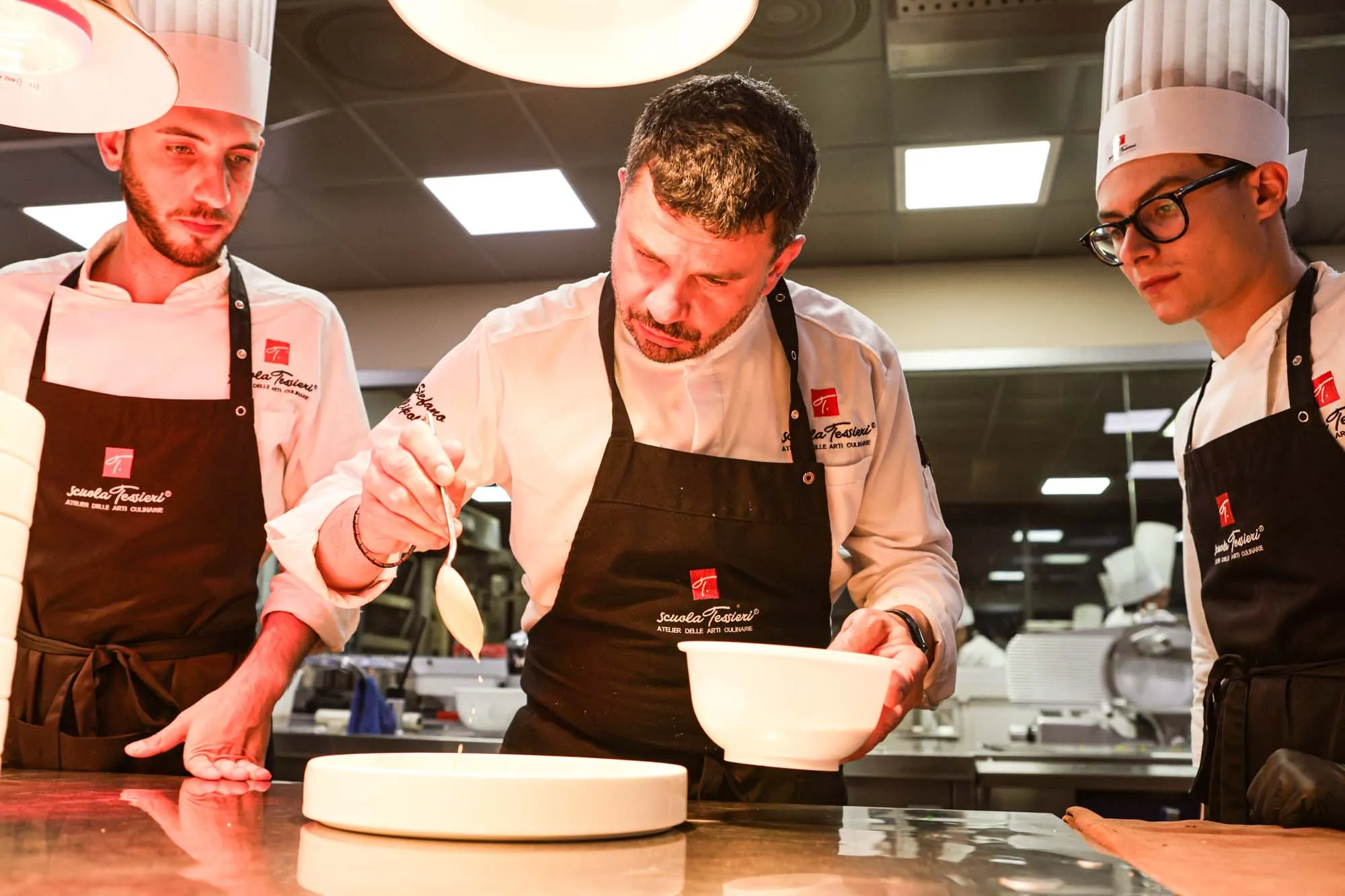 Studenti del corso di cucina in laboratorio con il docente Stefano Cipollini