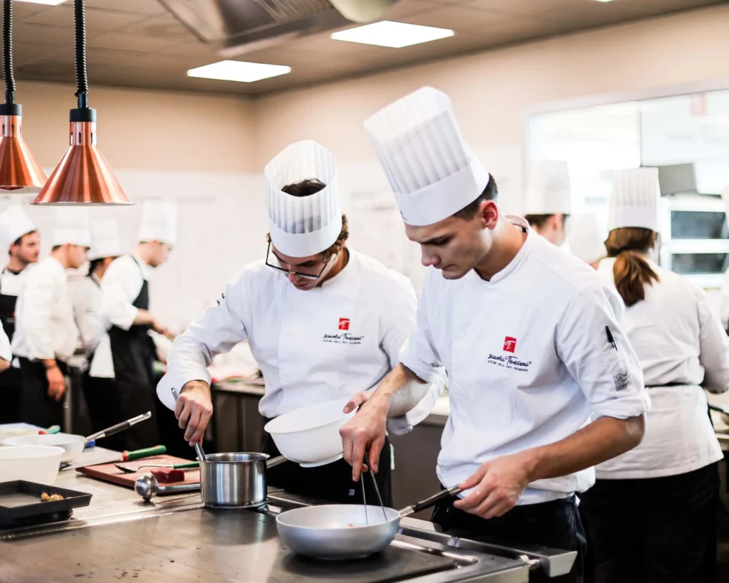 Studenti della Scuola di cucina in laboratorio