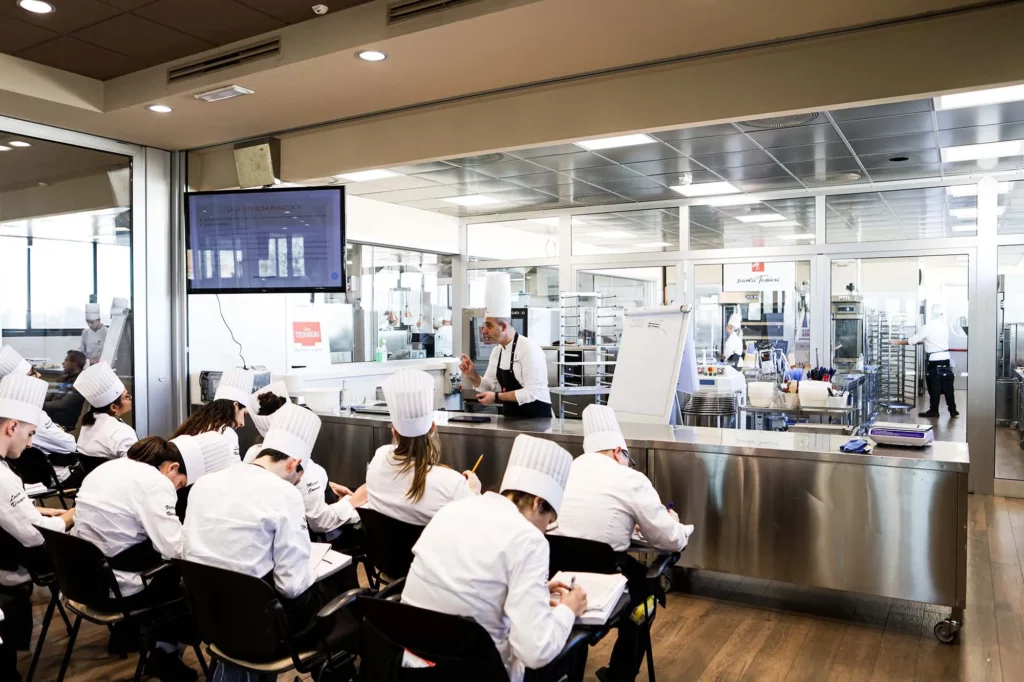 Lezione teorica del corso di pasticceria tenuta dal docente Mario Ragona