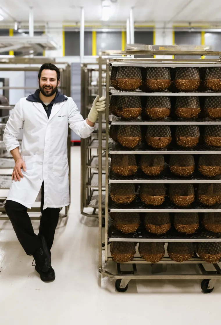 Andrea Tortora tra i carrelli dei panettoni