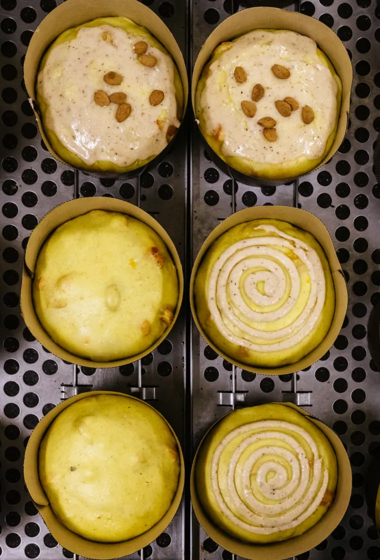 Panettoni nei pirottini prima della cottura